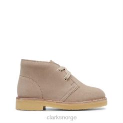 Clarks barn desert boot inf g fit sand semsket clarks 8N86P4798 sand semsket skinn